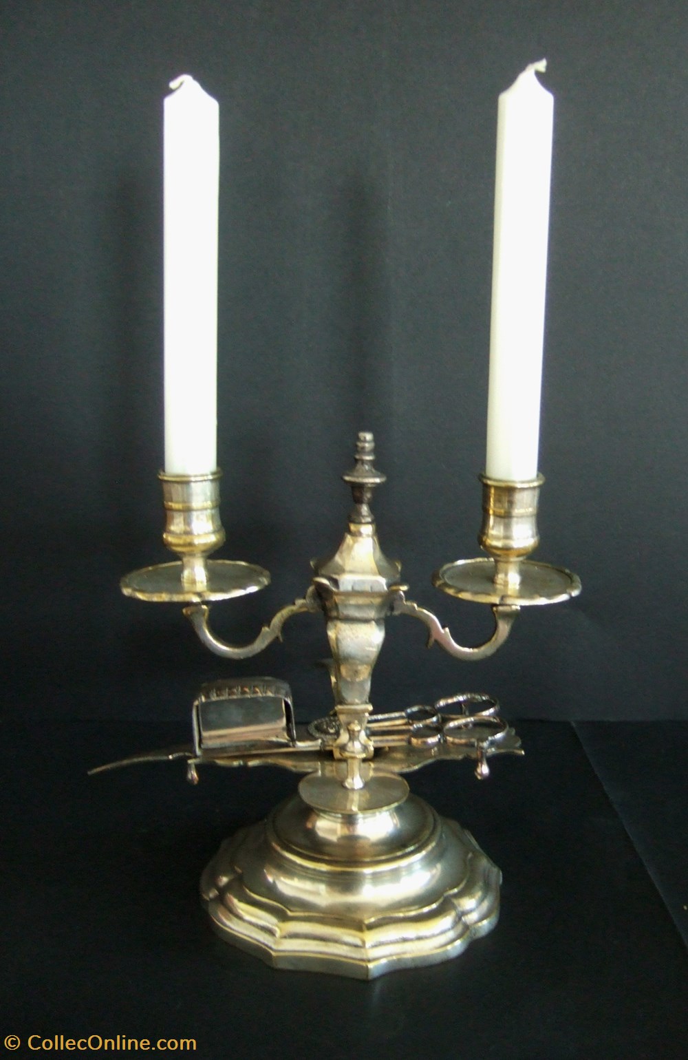 Candélabre en métal argenté à deux bougies, avec mouchette. art antiquites eclairage ancien candelabre en metal argente a deux bougies avec mouchette