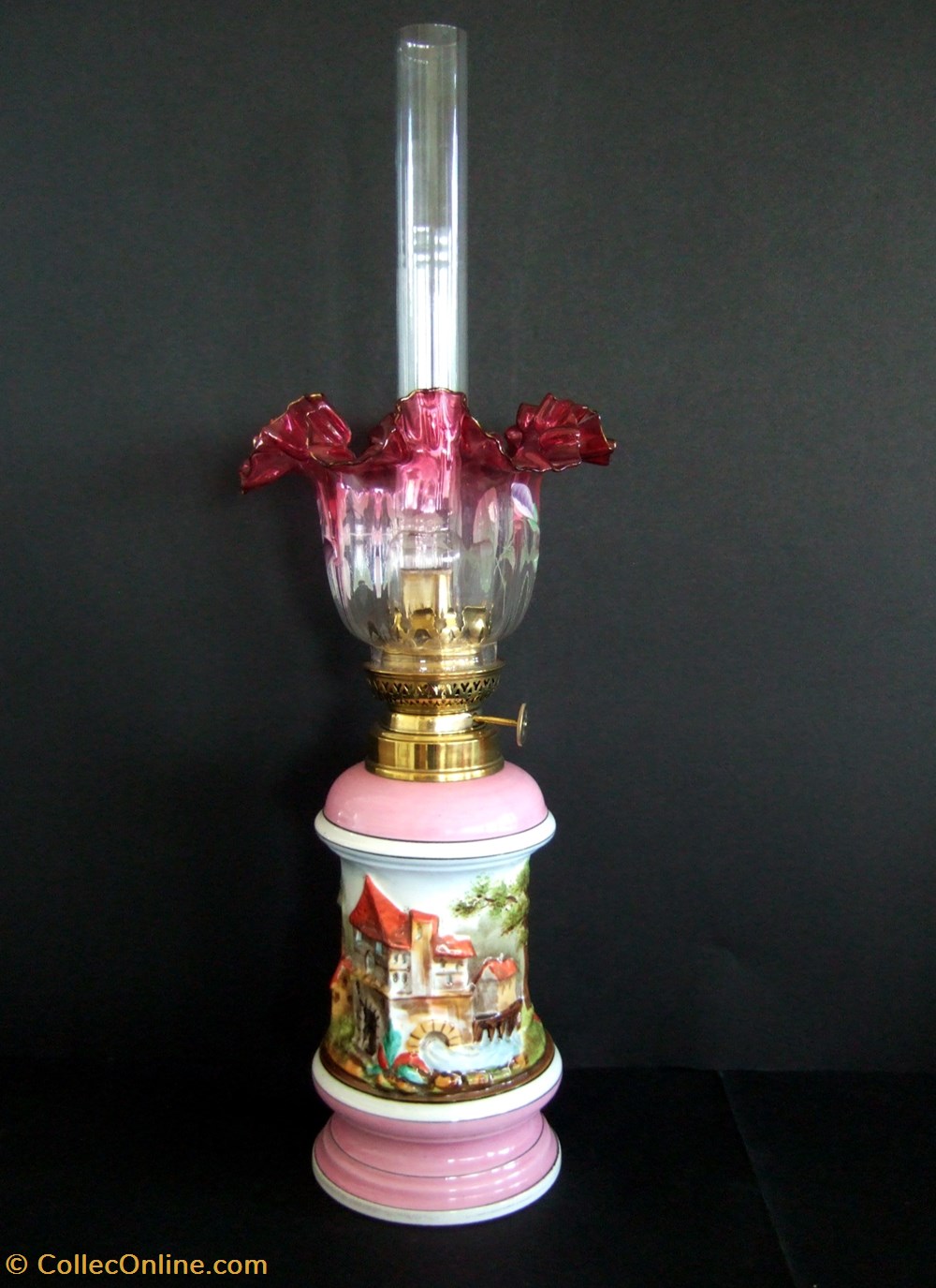 Lampe Valentine à pétrole, à motifs en relief. 2 art antiquites eclairage ancien lampe valentine a petrole a motifs en relief