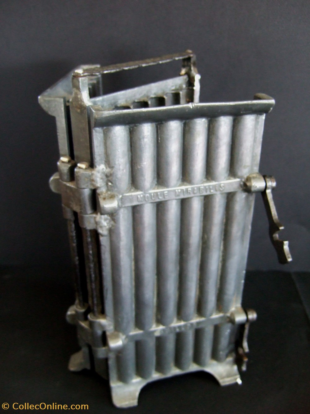 Moule à bougies en étain, à 12 tubes 3 art antiquites eclairage ancien moule a bougies en etain a 12 tubes