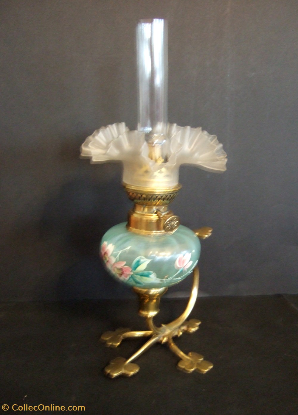 Petite lampe à pétrole avec un réservoir en verre à décors de fleurs émaillées art antiquites eclairage ancien petite lampe a petrole avec un reservoir en verre a decors de fleurs emaillees
