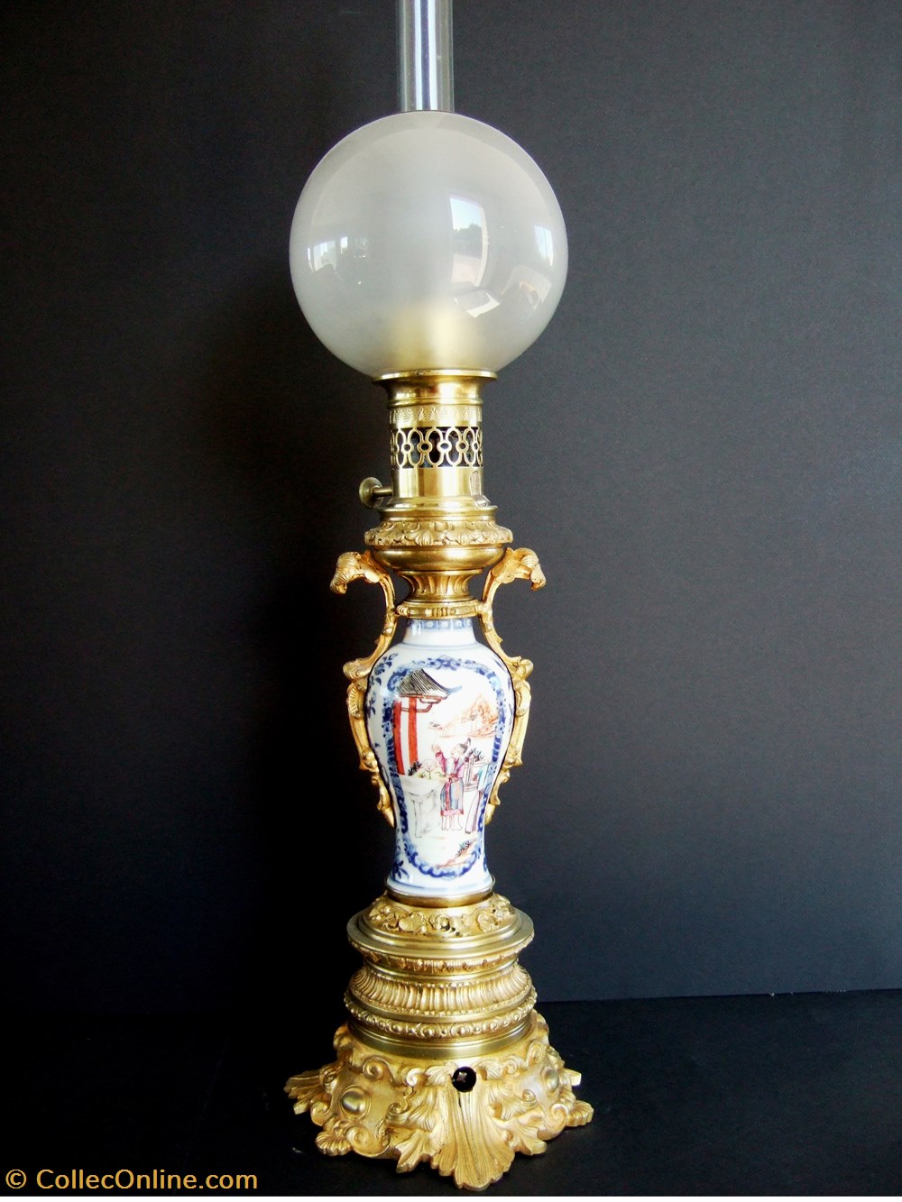 Lampe à huile à mouvement d'horlogerie à décor japonisant art antiquites eclairage ancien lampe a huile a mouvement horlogerie a decor japonisant