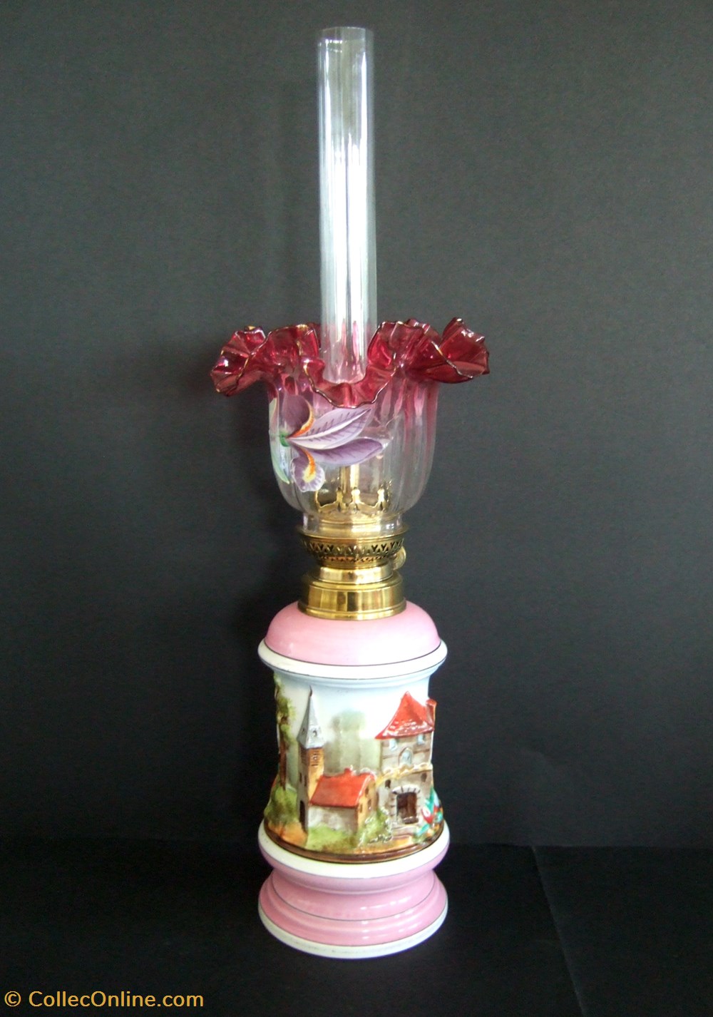 Lampe Valentine à pétrole, à motifs en relief. art antiquites eclairage ancien lampe valentine a petrole a motifs en relief