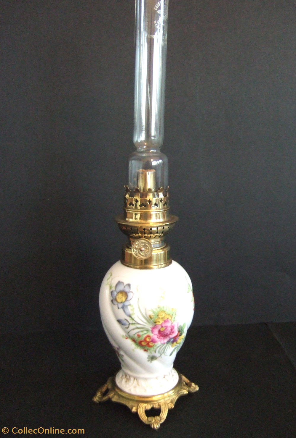 Petite lampe à pétrole en porcelaine à réservoir torsadé . art antiquites eclairage ancien petite lampe a petrole en porcelaine a reservoir torsade