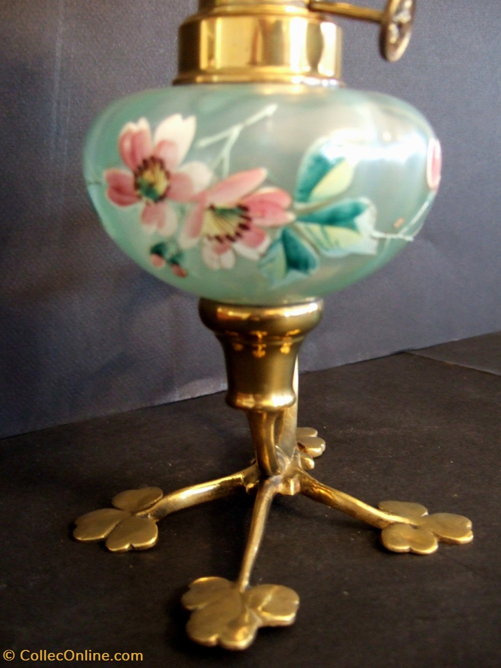 Petite lampe à pétrole avec un réservoir en verre à décors de fleurs émaillées art antiquites eclairage ancien petite lampe a petrole avec un reservoir en verre a decors de fleurs emaillees