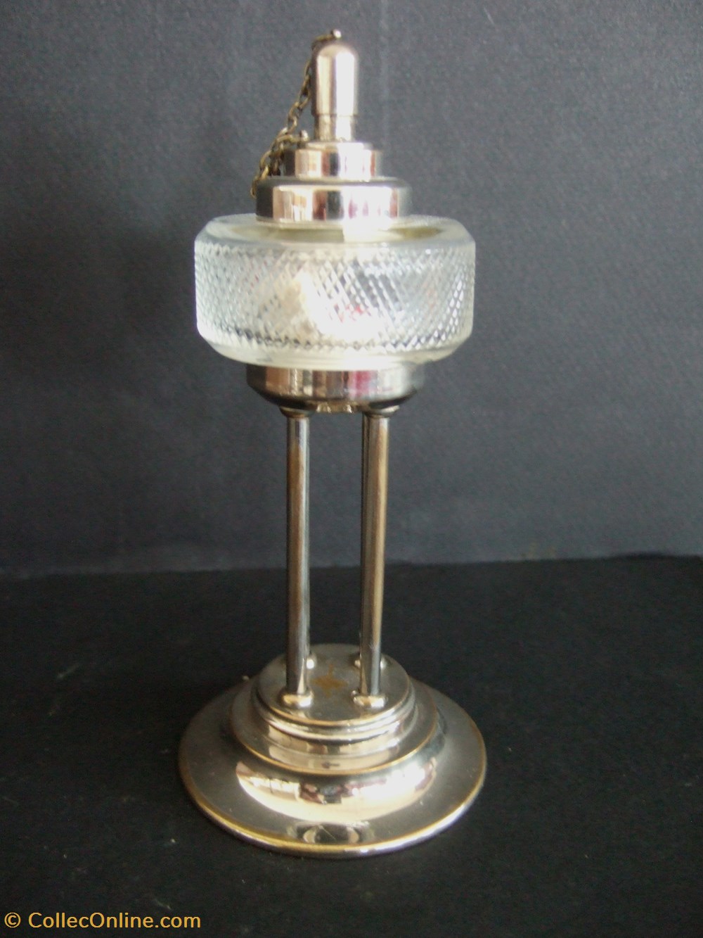 Petite lampe à cacheter en cristal sur 4 colonnes et socle en laiton art antiquites eclairage ancien petite lampe a cacheter en cristal sur 4 colonnes et socle en laiton