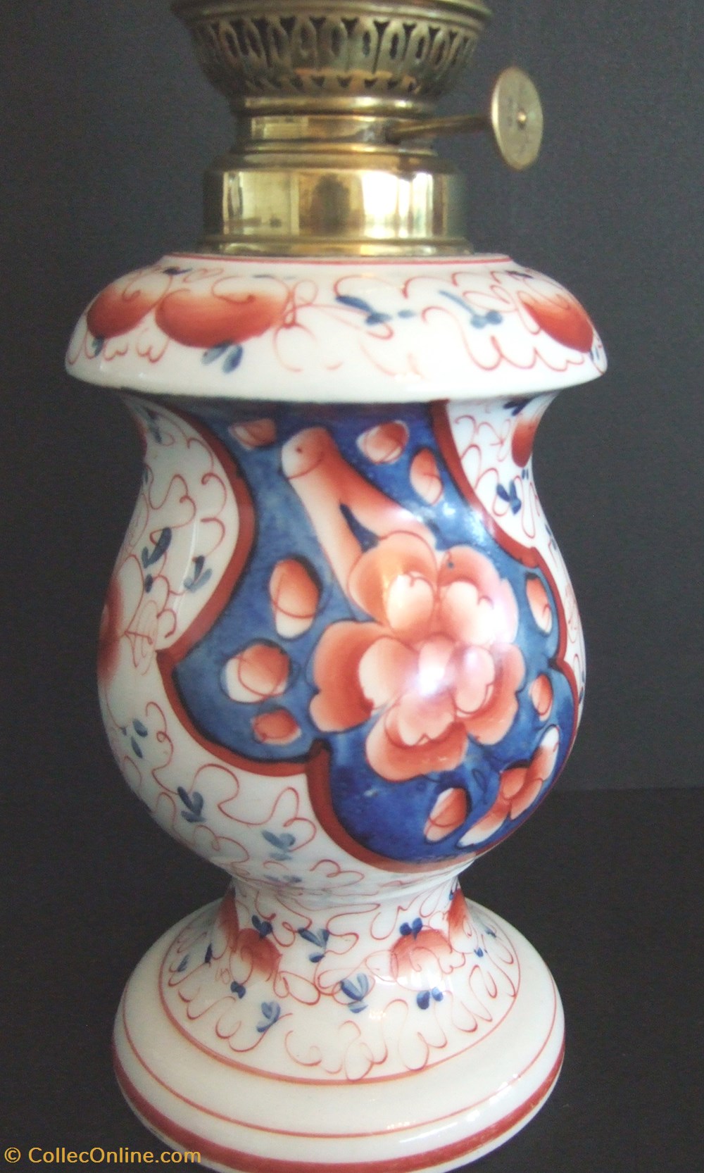 art antiquites eclairage ancien lampe a petrole en porcelaine de bayeux