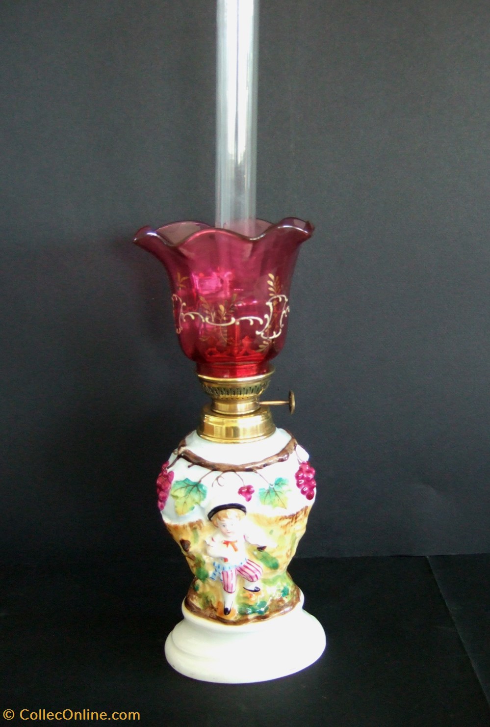 Lampe Valentine à pétrole, à motifs de vendanges en relief. art antiquites eclairage ancien lampe valentine a petrole a motifs de vendanges en relief