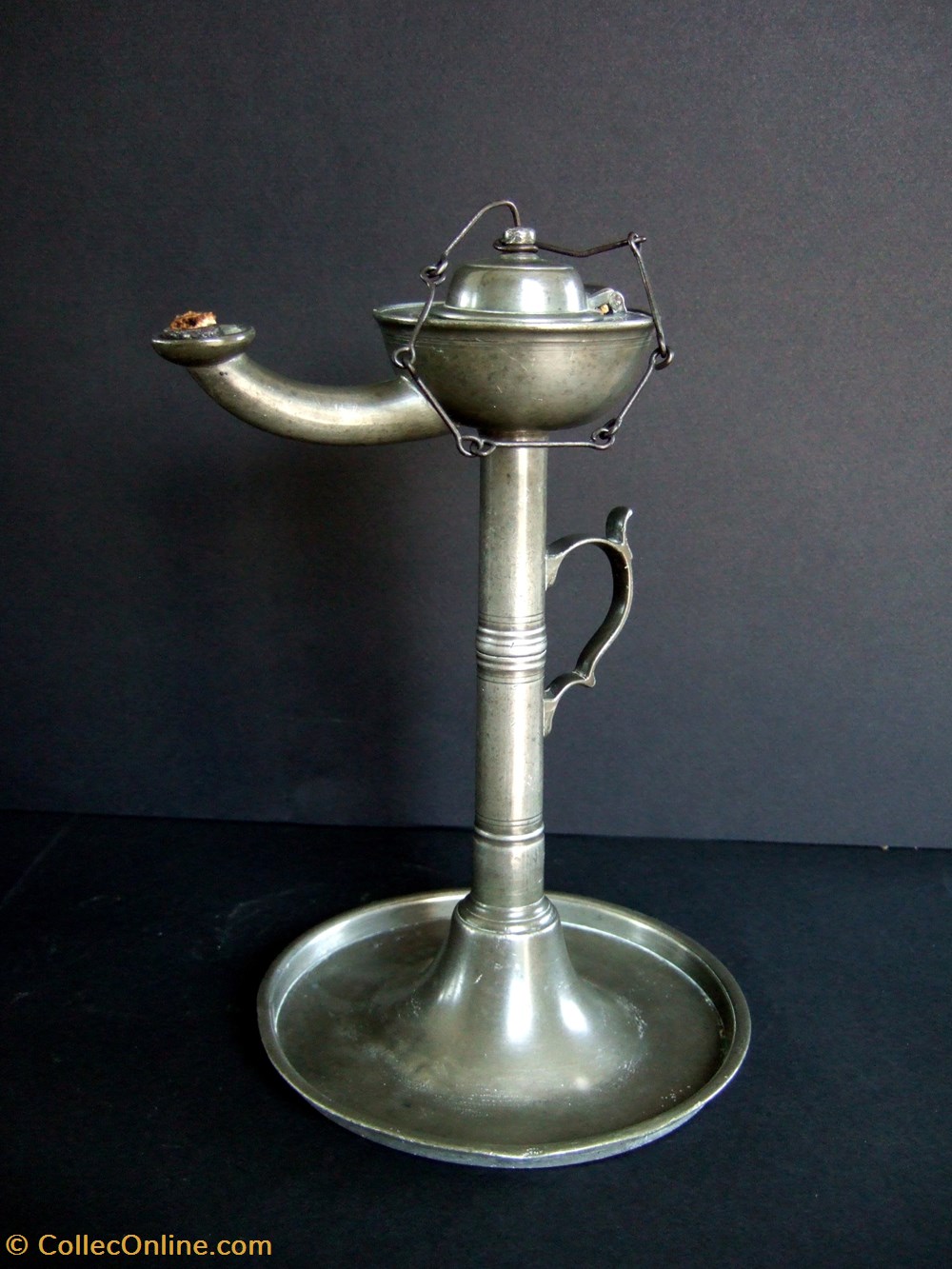 Lampe à huile en étain . art antiquites eclairage ancien lampe a huile en etain