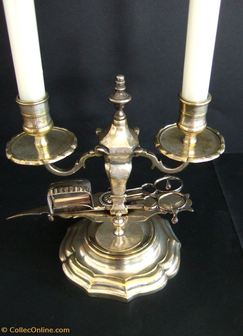 Candélabre en métal argenté à deux bougies, avec mouchette. 2 art antiquites eclairage ancien candelabre en metal argente a deux bougies avec mouchette