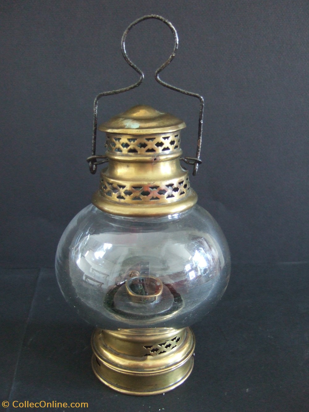 Lanterne à huile avec un globe en verre épais art antiquites eclairage ancien lanterne a huile avec un globe en verre epais