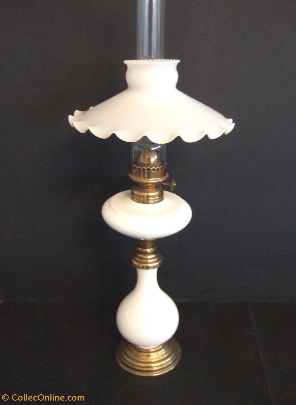 Lampe à pétrole à fût et réservoir en porcelaine blanche art antiquites eclairage ancien lampe a petrole a fut et reservoir en porcelaine blanche