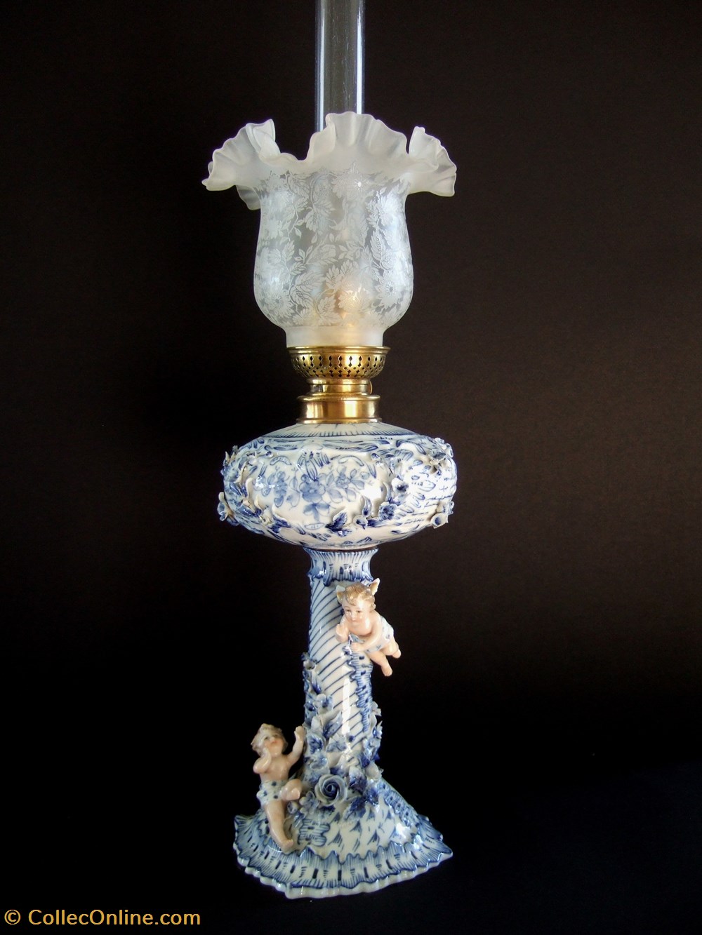 Lampe à pétrole en porcelaine de Meissen art antiquites eclairage ancien lampe a petrole en porcelaine de meissen
