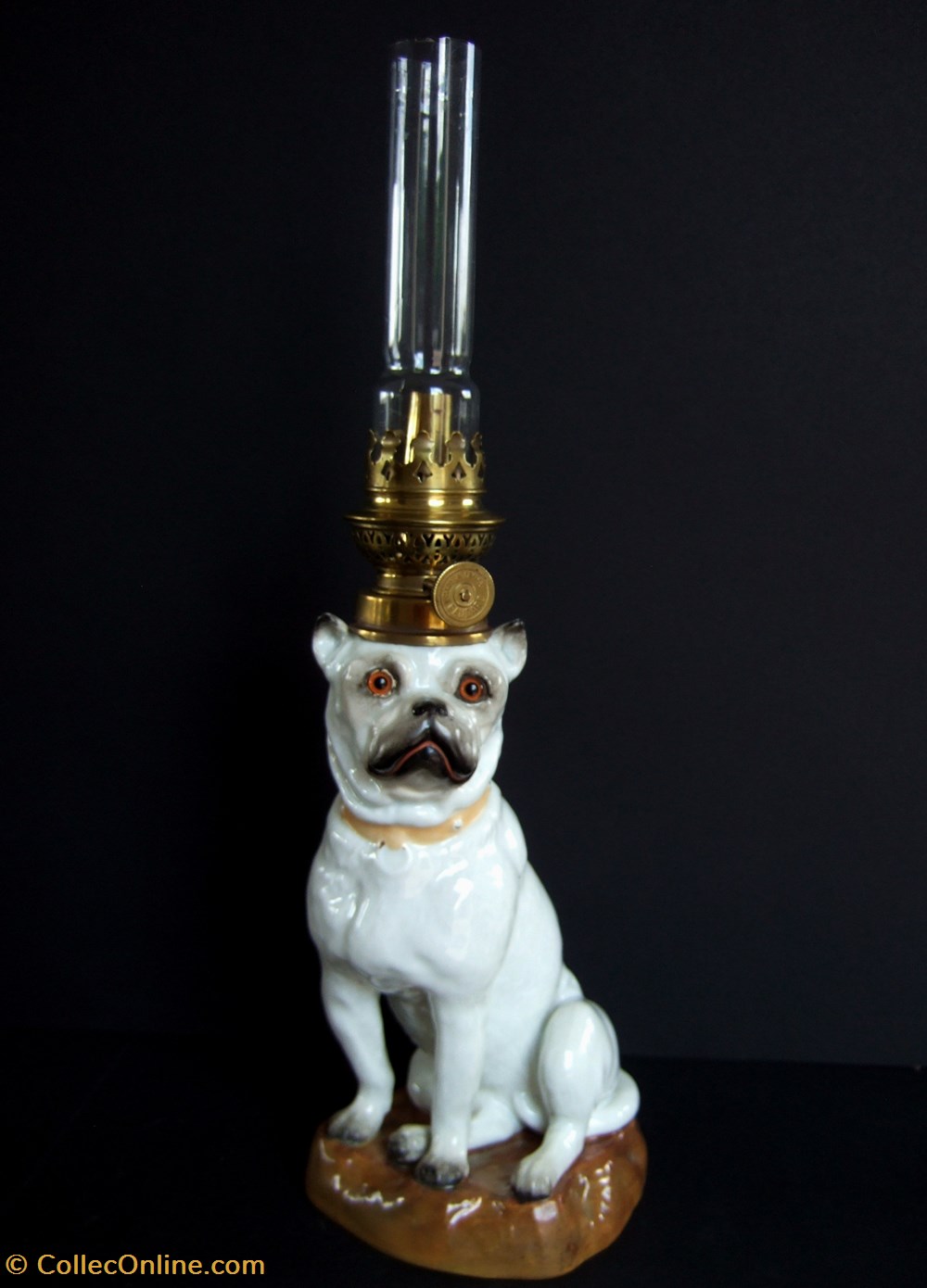 Lampe zoomorphe à pétrole figurant un chien art antiquites eclairage ancien lampe zoomorphe a petrole figurant un chien