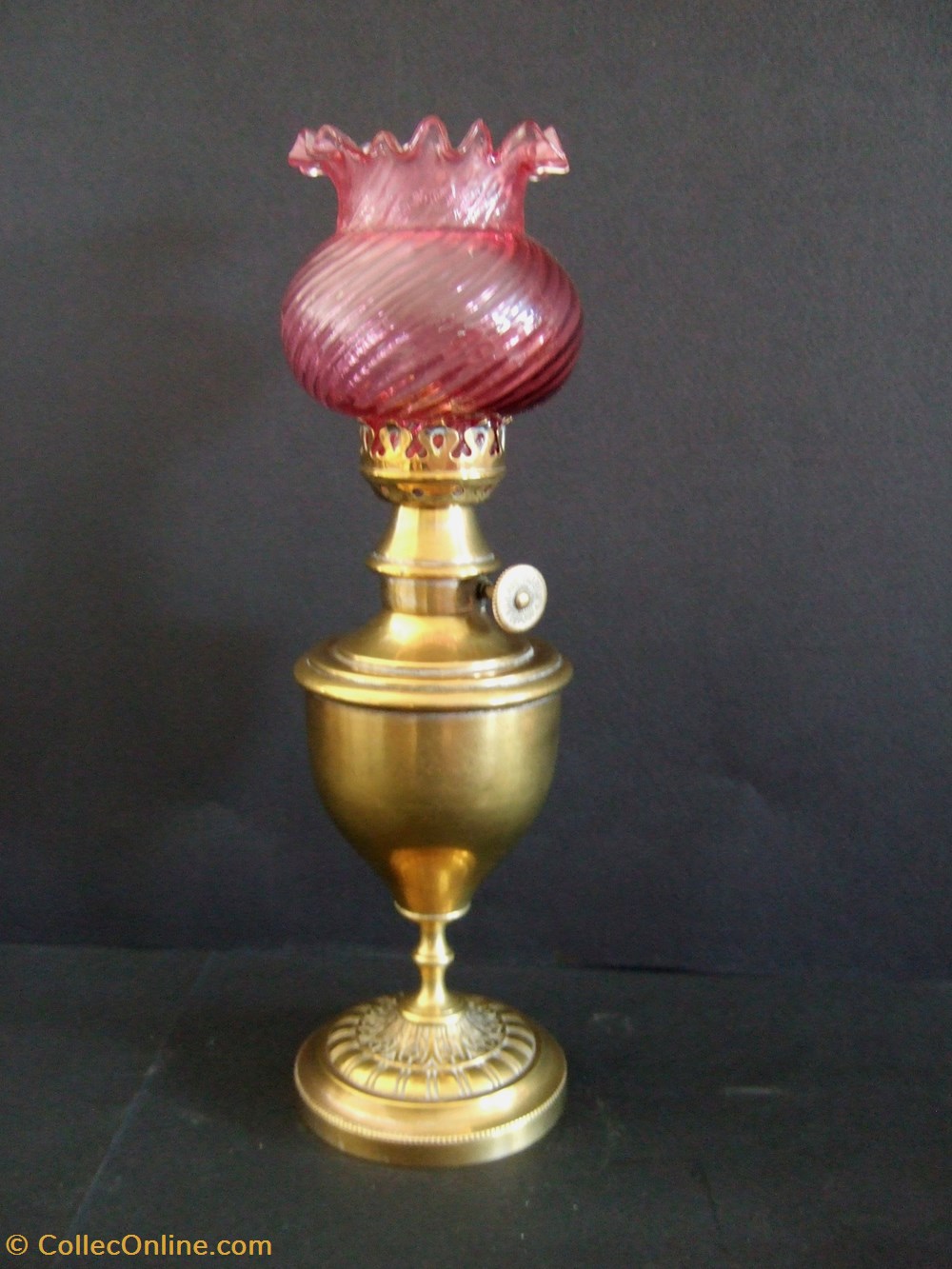Lampe à essence Pigeon modèle Trianon art antiquites eclairage ancien lampe a essence pigeon modele trianon
