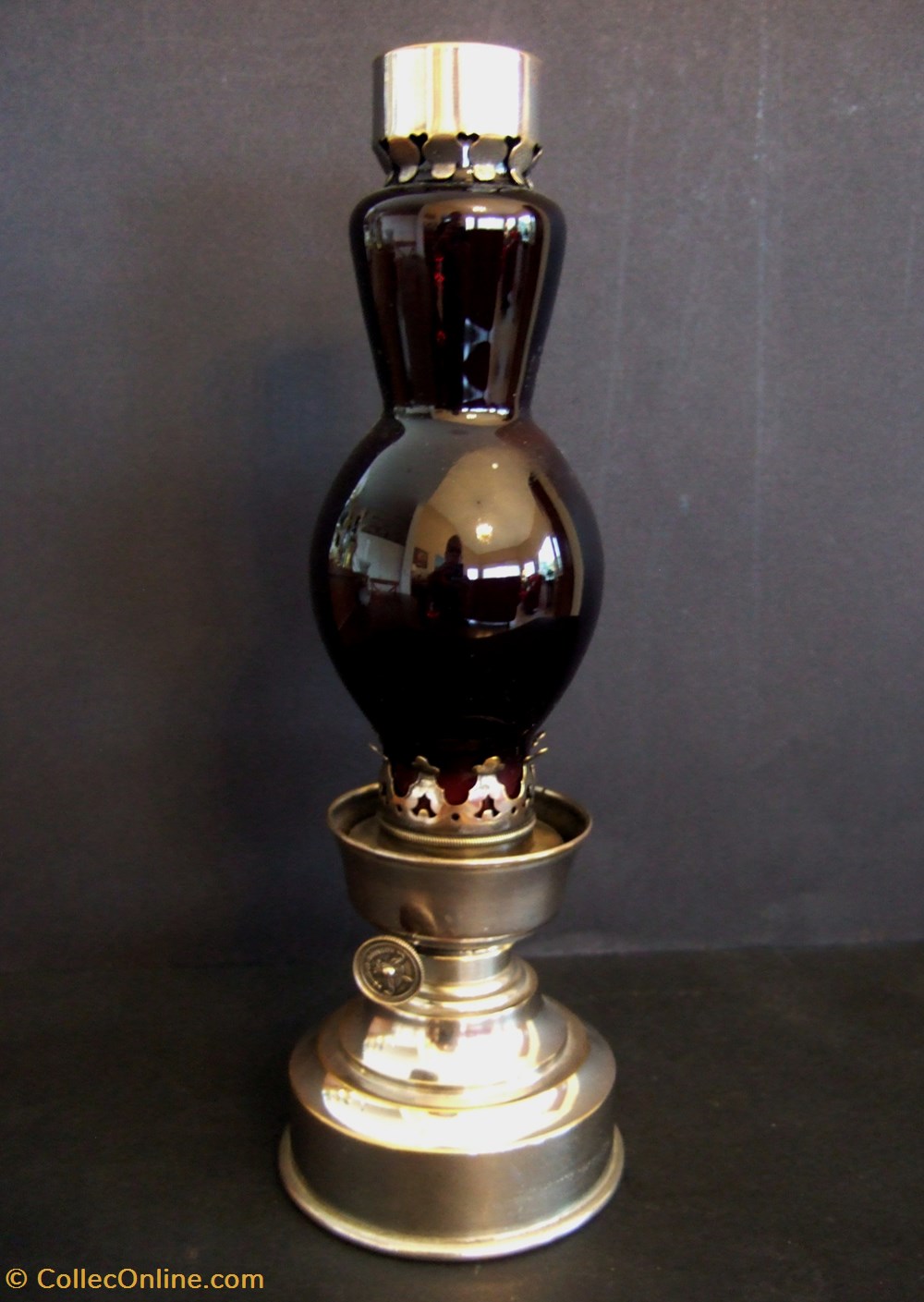 art antiquites eclairage ancien grand verre inactinique junius sur une lampe a essence