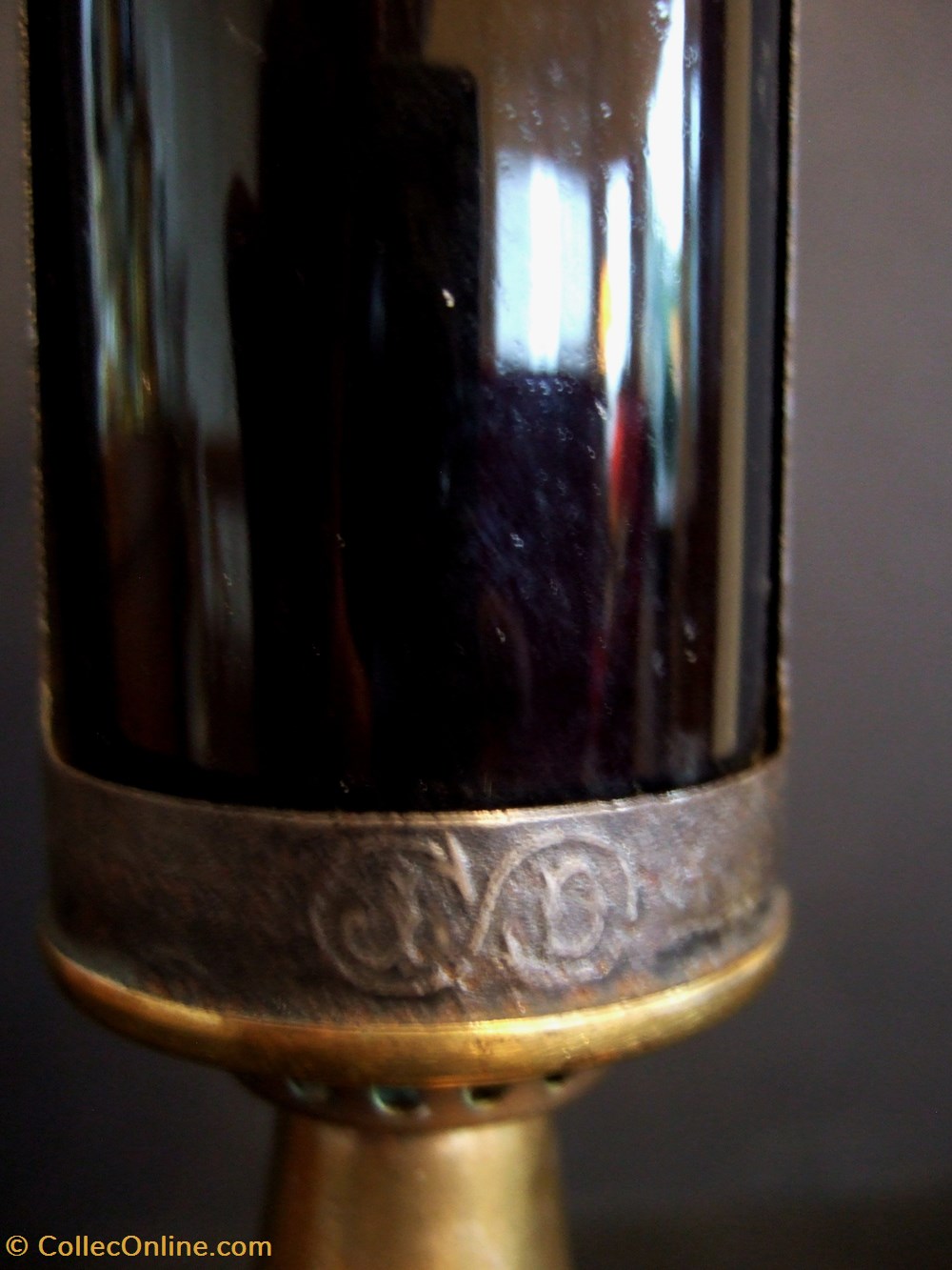 Verre inactinique Jean Decoudun sur une lampe Pigeon art antiquites eclairage ancien verre inactinique jean decoudun sur une lampe pigeon