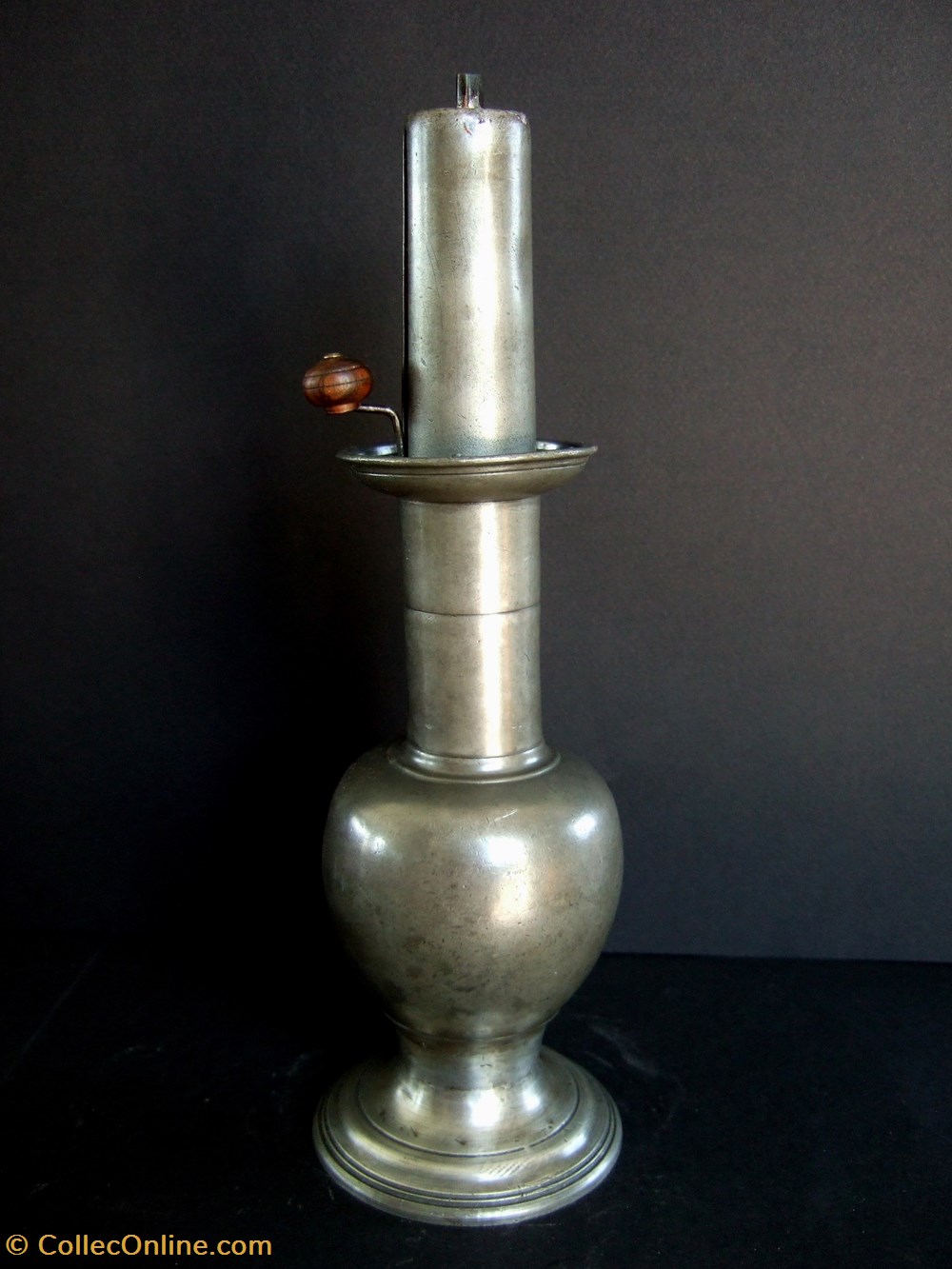 lampe à huile en étain, à pompe extérieure art antiquites eclairage ancien lampe a huile en etain a pompe exterieure