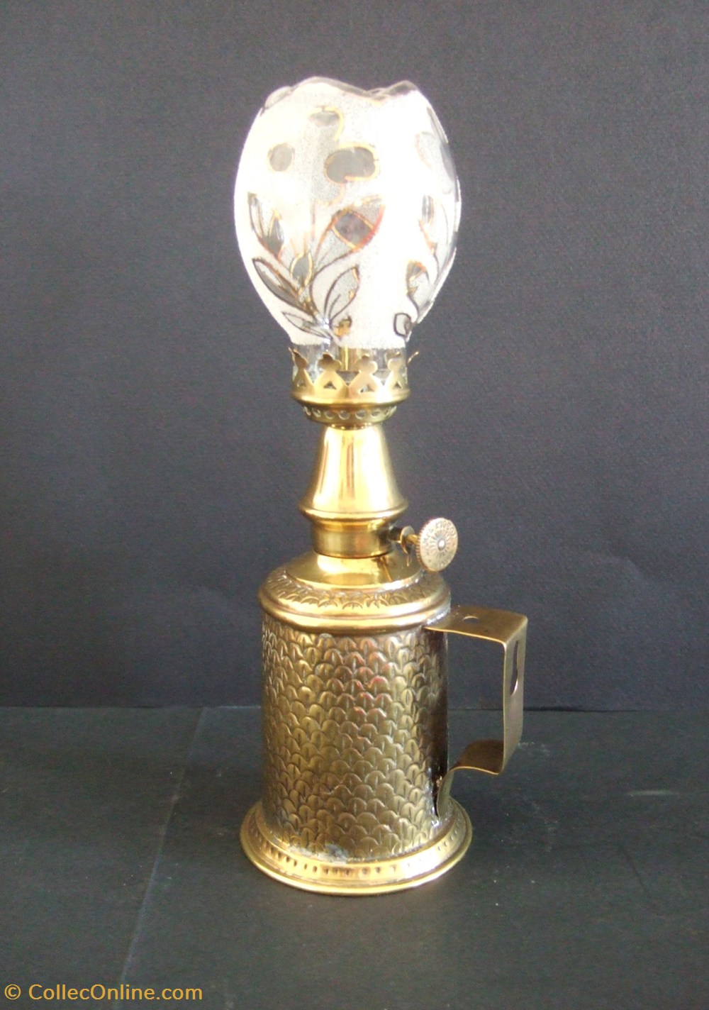 Lampe à essence Pigeon, à décor grain de blé art antiquites eclairage ancien lampe a essence pigeon a decor grain de ble