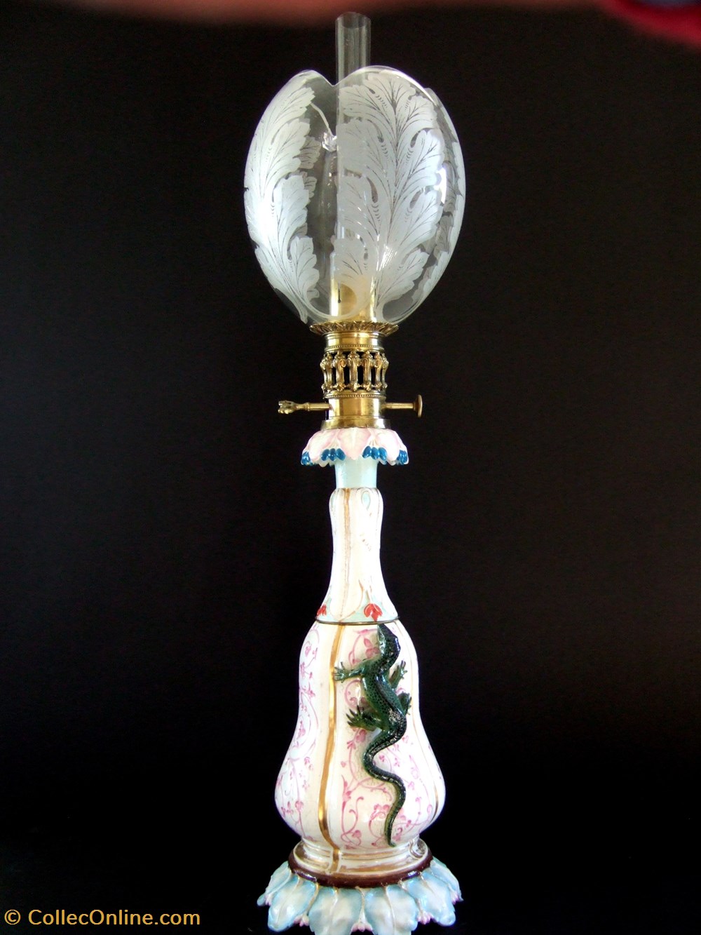 lampe à huile à modérateur à décors de lézards art antiquites eclairage ancien lampe a huile a moderateur a decors de lezards