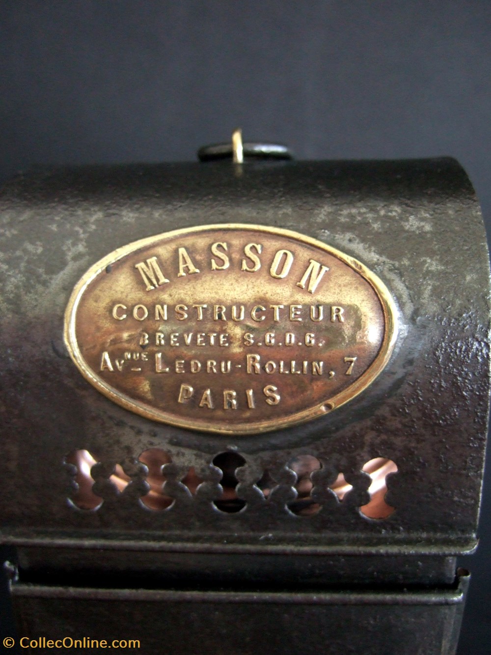 Lanterne à bougie en tôle avec porte bougie et évent en laiton, fabrication Masson 3 art antiquites eclairage ancien lanterne a bougie en tole avec porte bougie et event en laiton fabrication masson