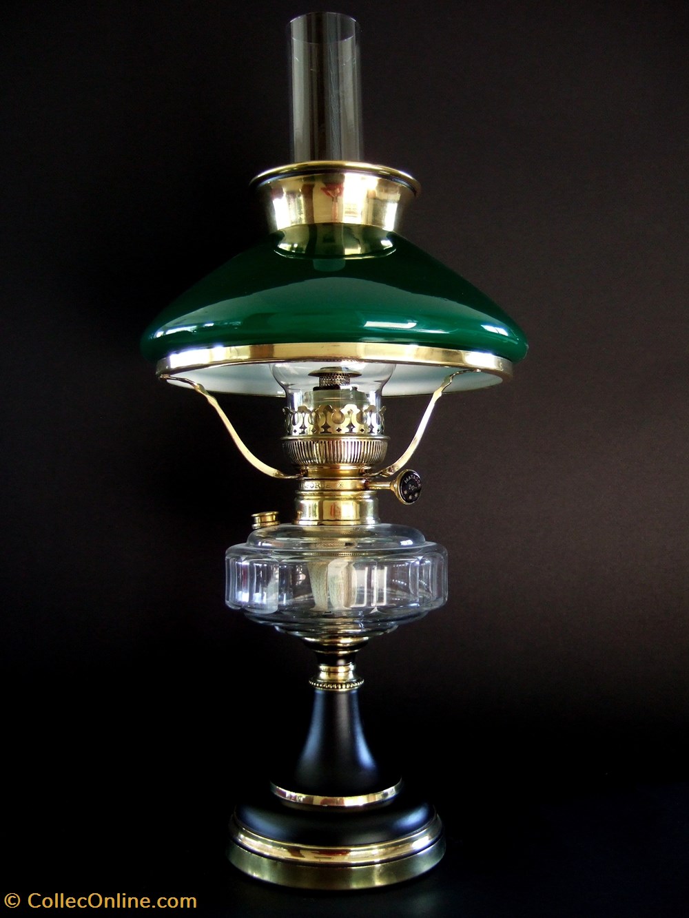 Lampe de travail à pétrole en cristal et en opaline verte art antiquites eclairage ancien lampe de travail a petrole en cristal et en opaline verte