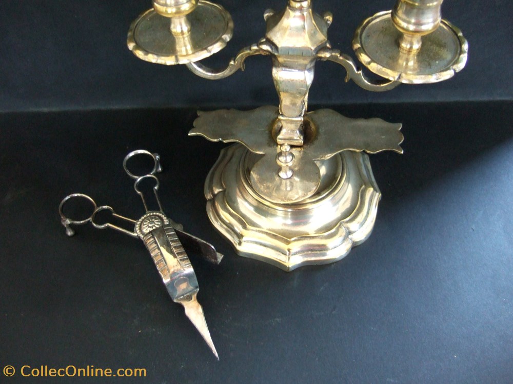 Candélabre en métal argenté à deux bougies, avec mouchette. 3 art antiquites eclairage ancien candelabre en metal argente a deux bougies avec mouchette