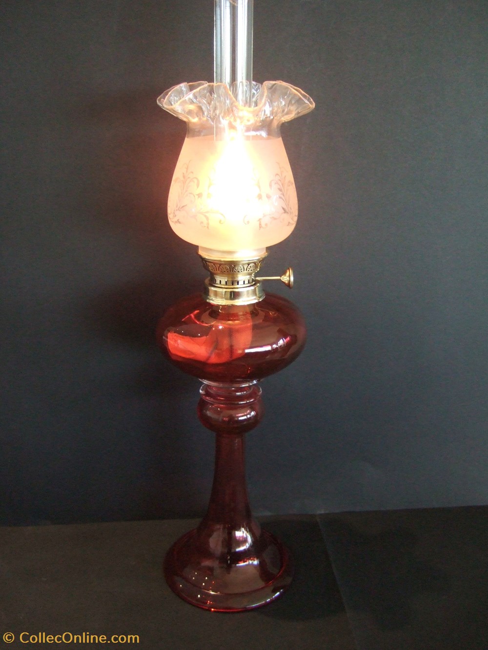 Lampe à pétrole en verre rouge, avec sa tulipe en verre gravé art antiquites eclairage ancien lampe a petrole en verre rouge avec sa tulipe en verre grave