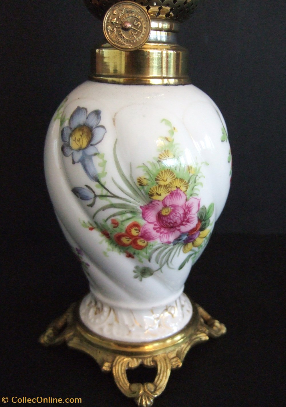 Petite lampe à pétrole en porcelaine à réservoir torsadé . art antiquites eclairage ancien petite lampe a petrole en porcelaine a reservoir torsade