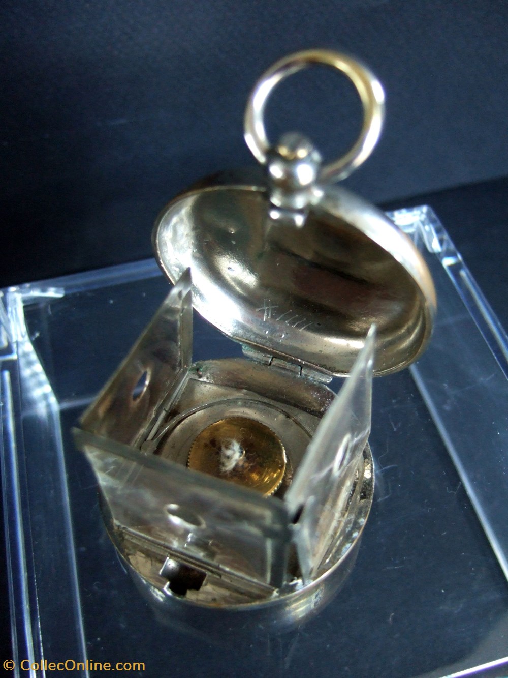 Petite lampe à essence dans une montre de gousset 3 art antiquites eclairage ancien petite lampe a essence dans une montre de gousset