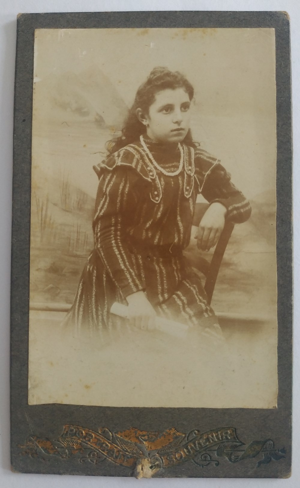 Jeune fille au parchemin photographies portrait jeune fille au parchemin