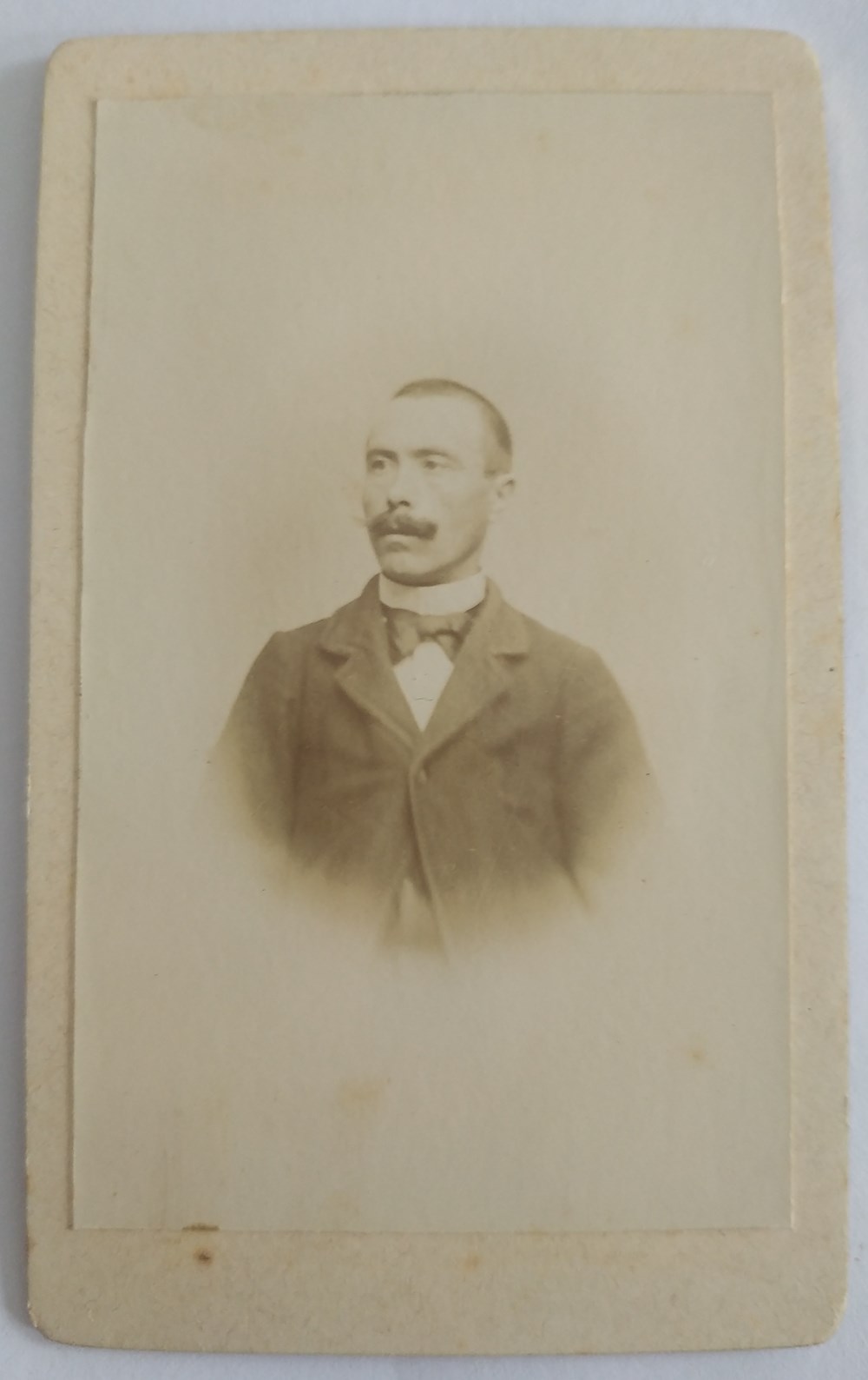 Homme aux cheveux ras et à la moustache photographies portrait homme aux cheveux ras et a la moustache