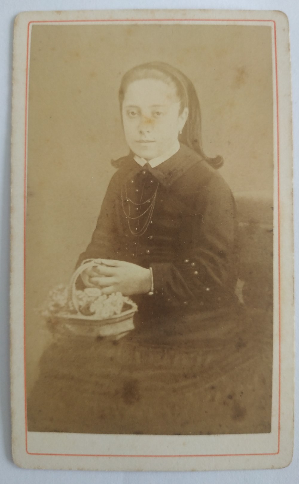 Jeune fille avec serre-tête tenant un panier photographies portrait jeune fille avec serre tete tenant un panier