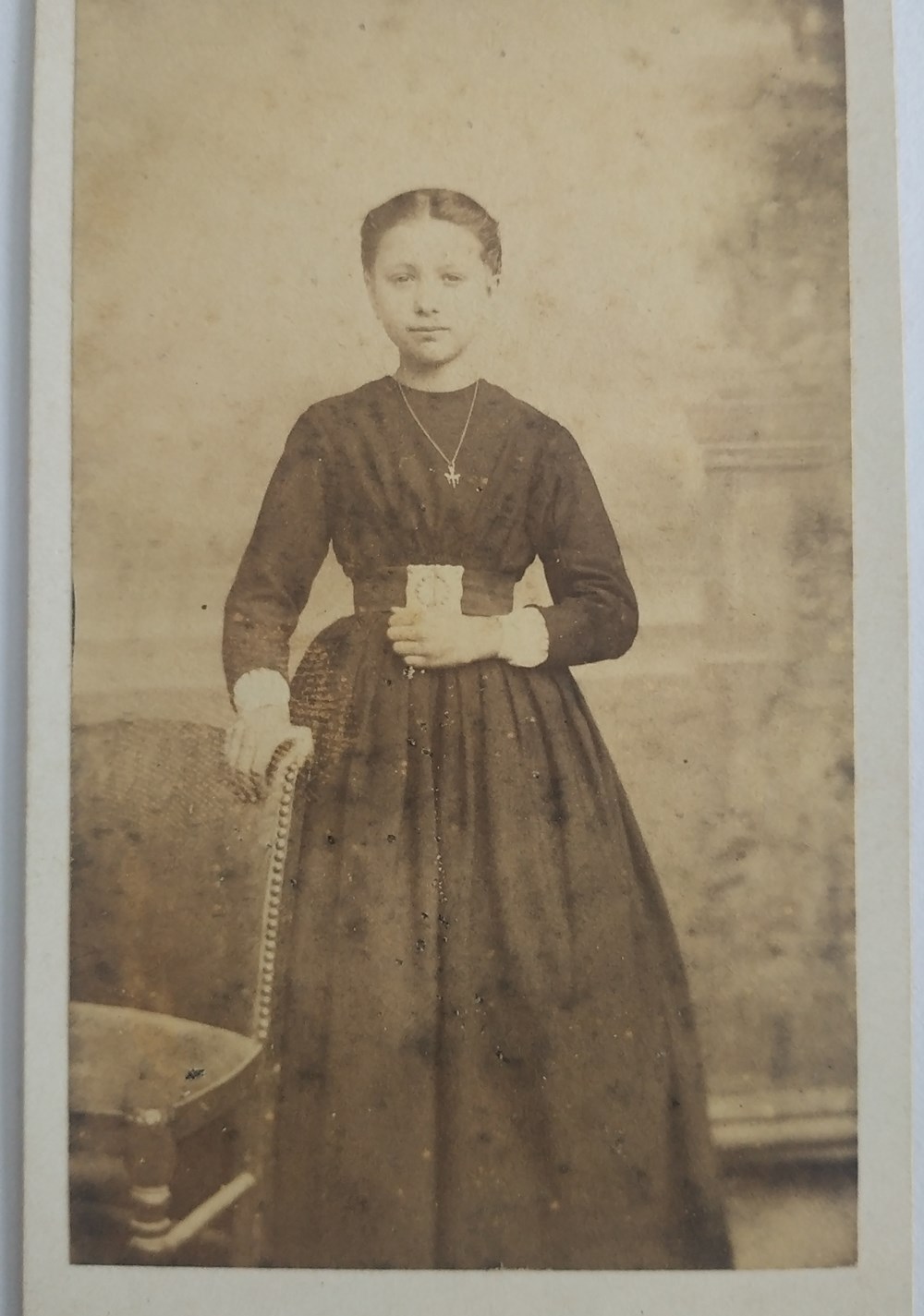 Jeune fille au pendentif mystérieux photographies portrait jeune fille au pendentif mysterieux