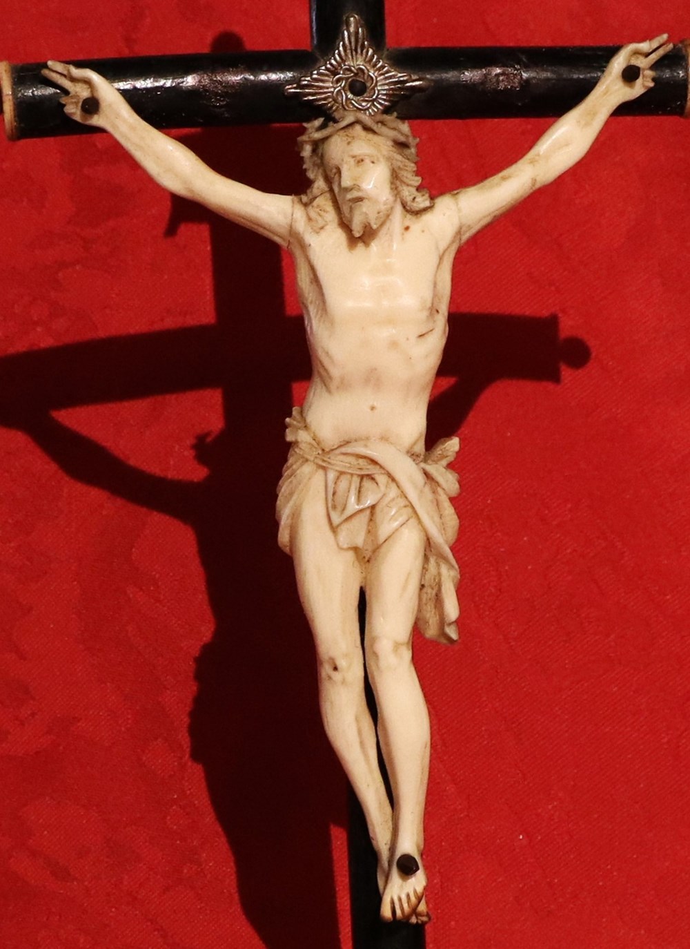 patrimoine religieux crucifix avec christ en ivoire
