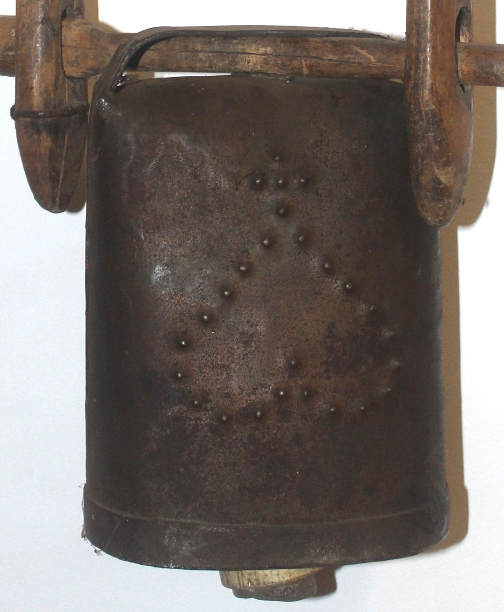 Cloche à brebis art antiquites populaire cloche a brebis