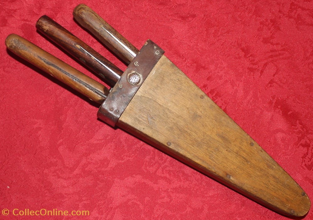 Etui ou gaine à couteaux art antiquites populaire etui ou gaine a couteaux