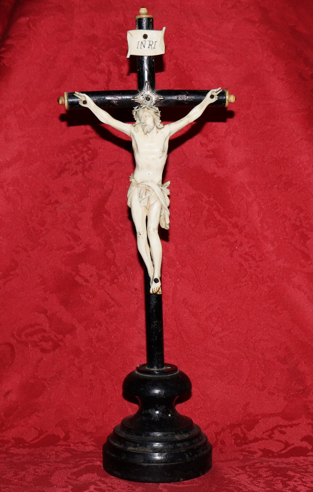 patrimoine religieux crucifix avec christ en ivoire