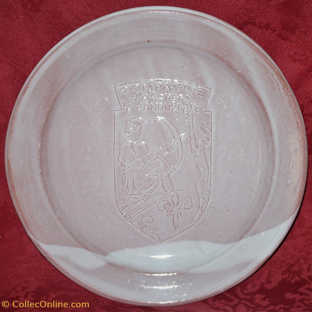 art table argenterie assiettes plats assiette compagnie des archers de la canourgue