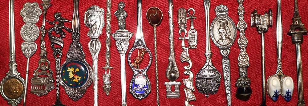 divers objets souvenirs cuilleres souvenir