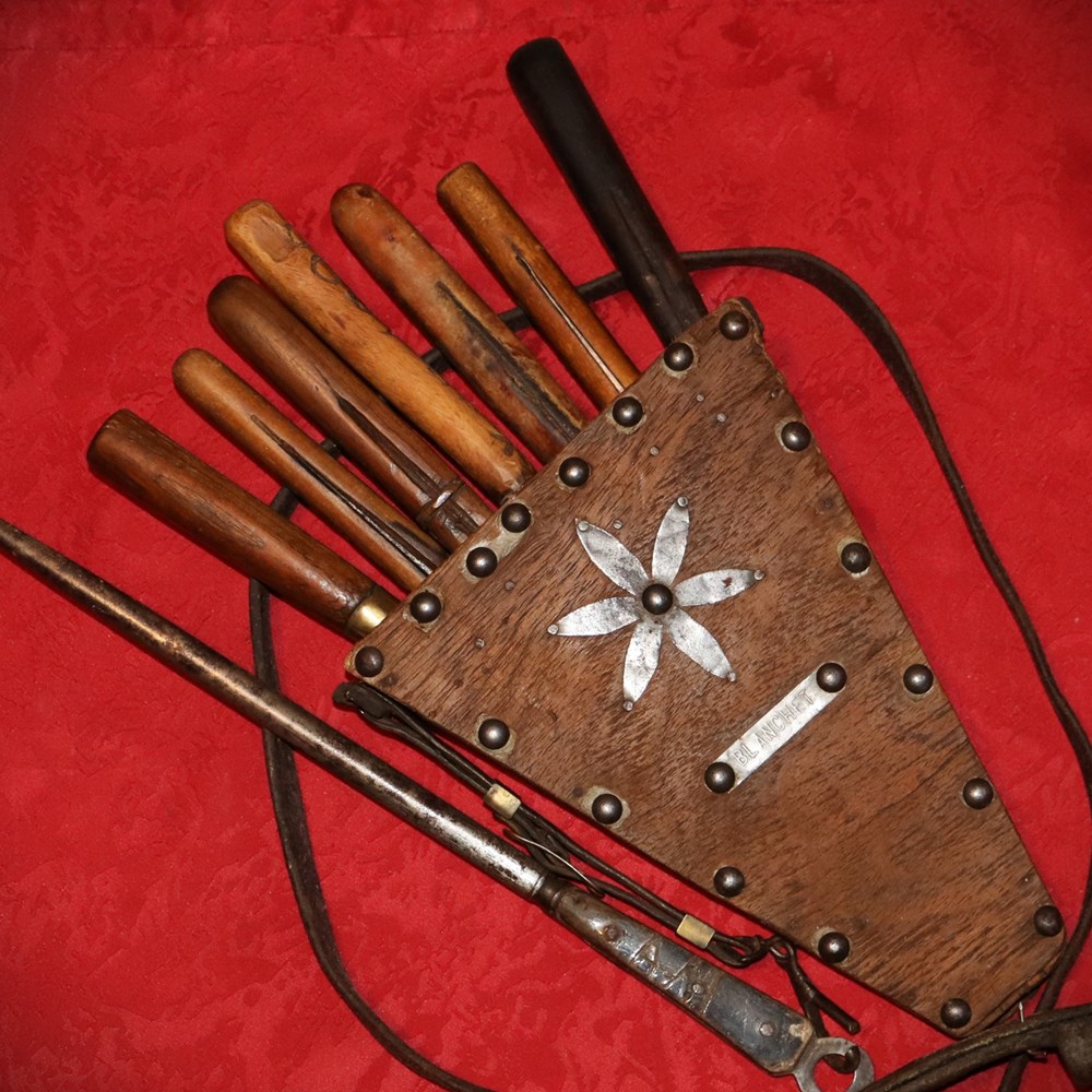 Etui ou gaine à couteaux art antiquites populaire etui ou gaine a couteaux