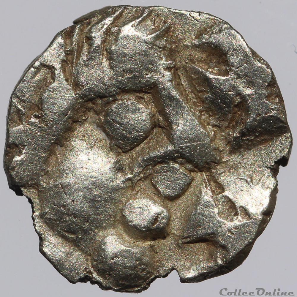Banassac, série sigebertine à la tête et aux croix 2 monnaies europe medievale royaumes francs banassac serie sigebertine a la tete et aux croix