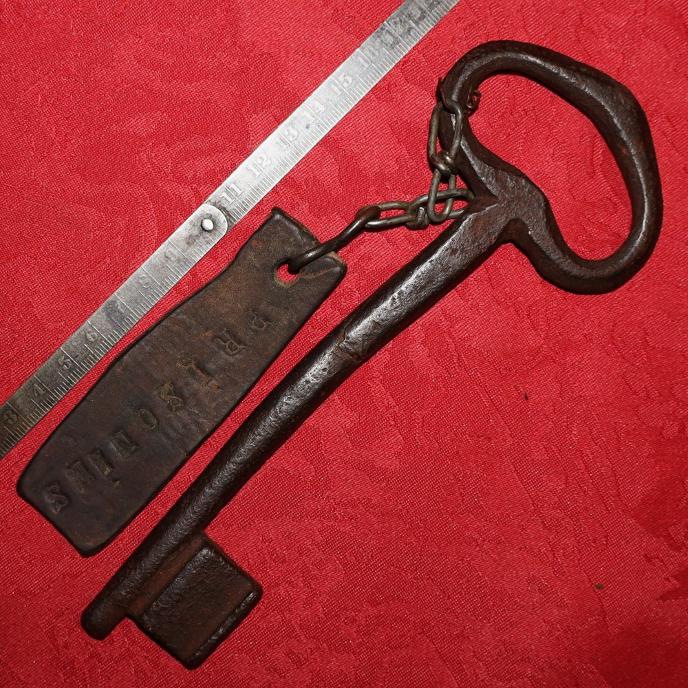Clé forgée de "PRISONIES" art antiquites cles anciennes cle forgee de prisonies