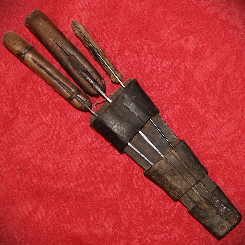 art antiquites populaire etui ou gaine a couteaux