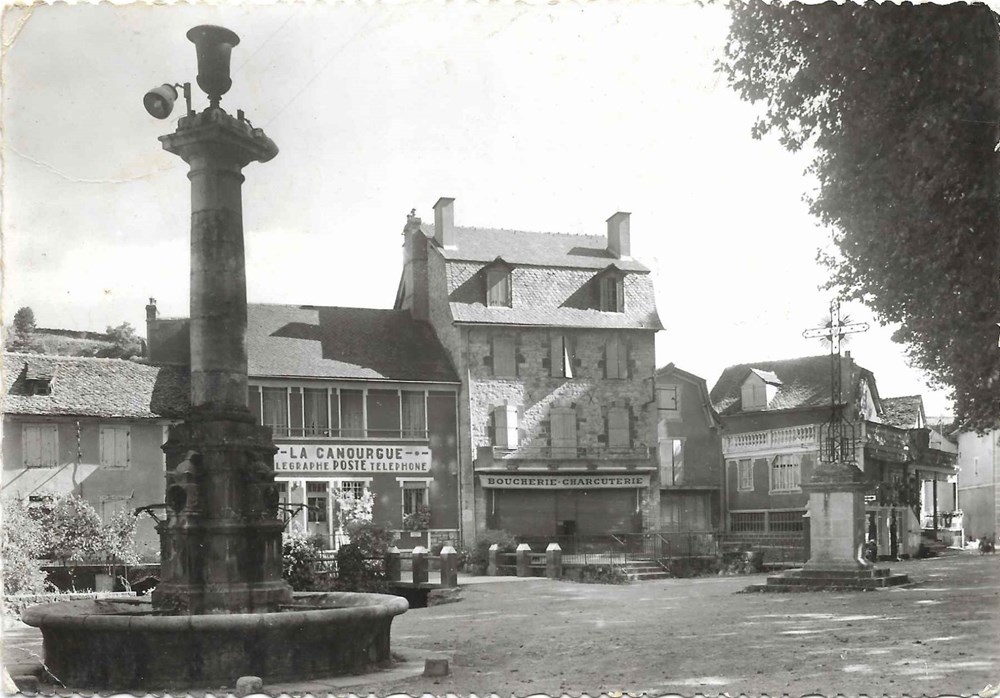 C04 - 252 - La Place, la Poste cartes postales europe france c04 252 la place la poste