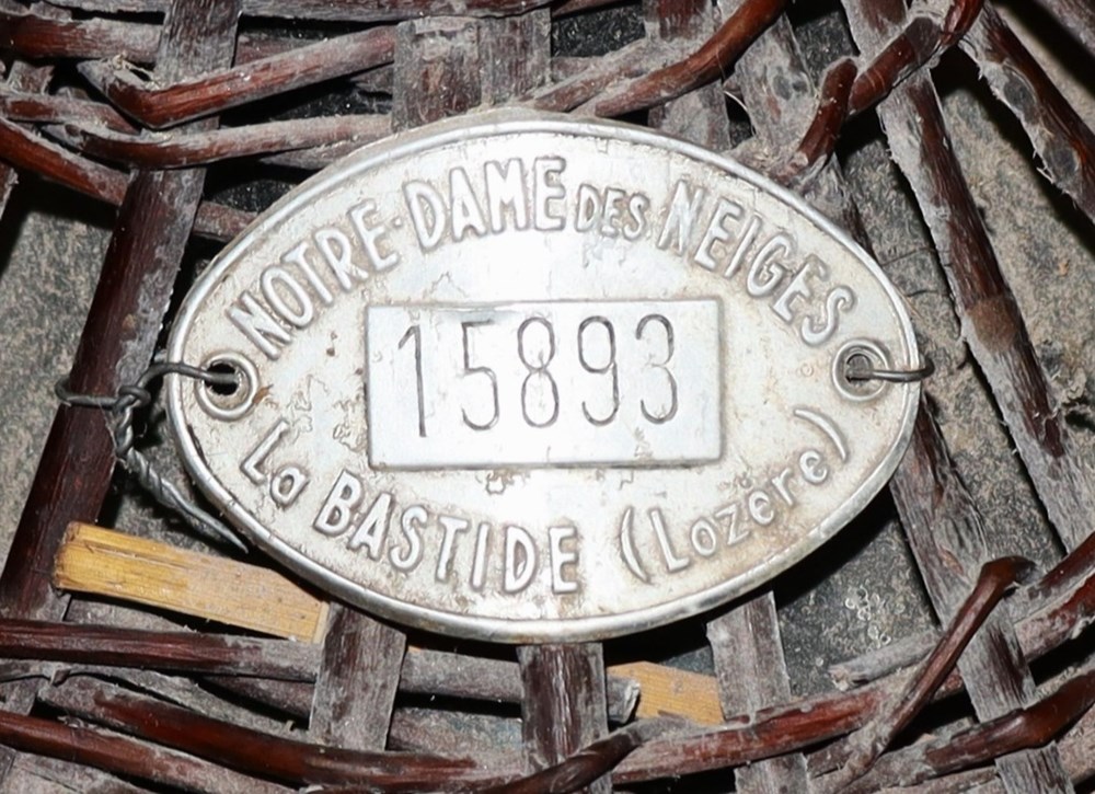 Dame Jeanne, Notre Dame des Neiges, la Bastide, Lozère art table argenterie bistrot alimentation bouteilles dame jeanne notre dame des neiges la bastide lozere