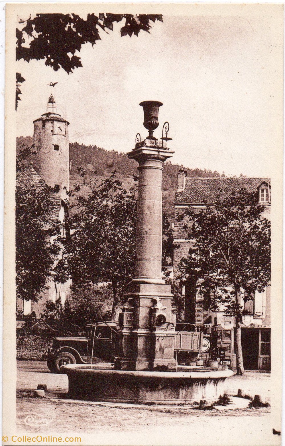 cartes postales europe france c07 la fontaine de la cour
