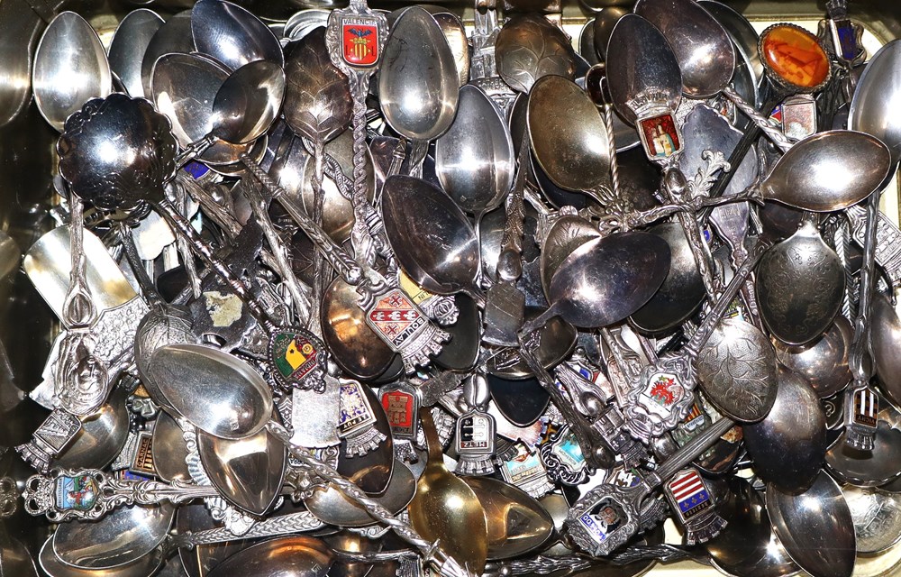 divers objets souvenirs cuilleres souvenir