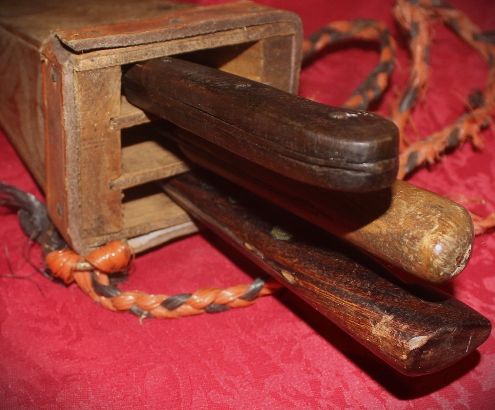Etui ou gaine à couteaux art antiquites populaire etui ou gaine a couteaux