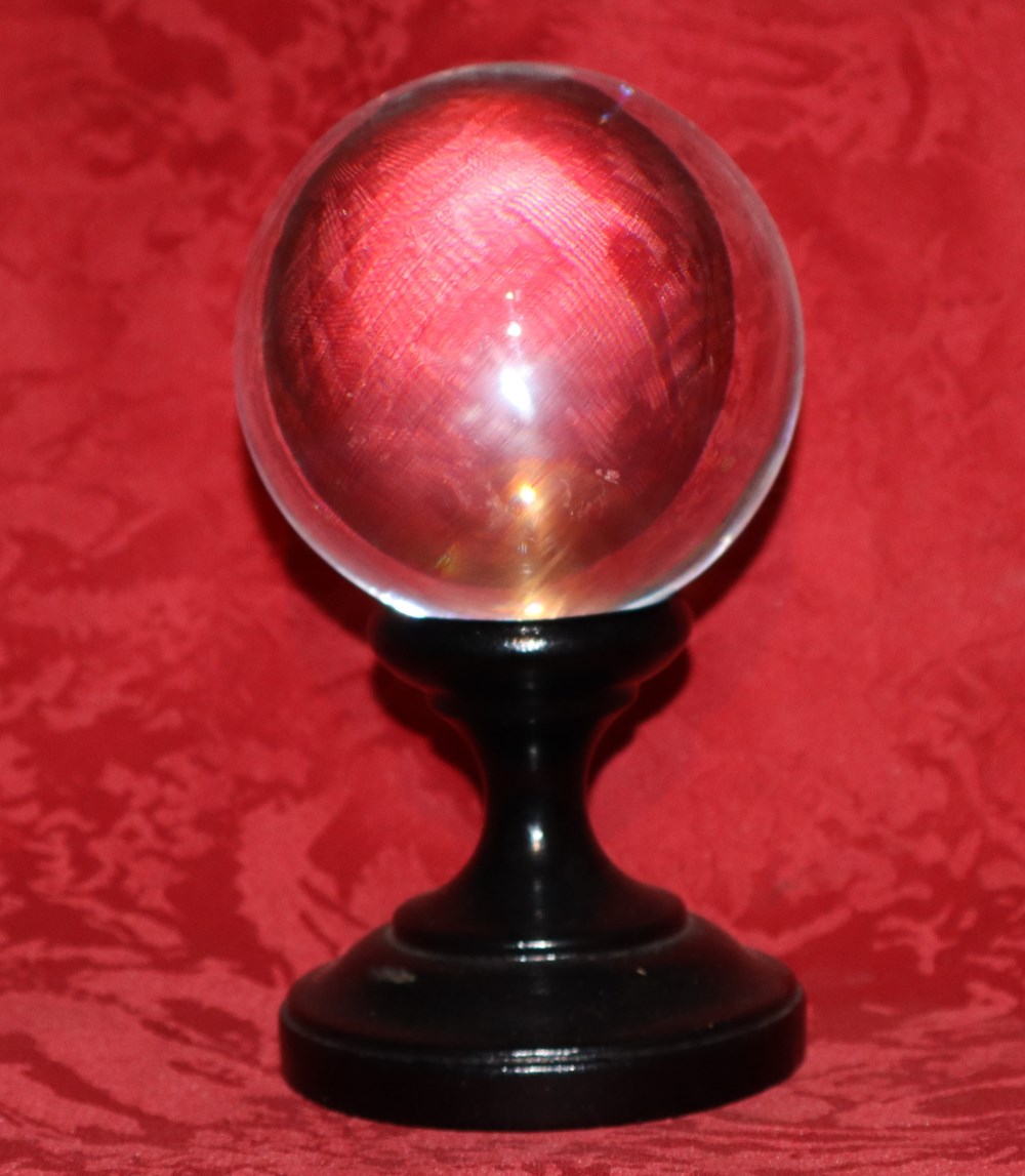 divers cabinet curiosites boule de cristal