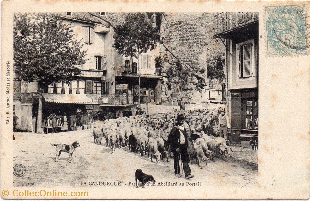 C04 - Passage d'un Abeillard au Portail cartes postales europe france c04 passage un abeillard au portail
